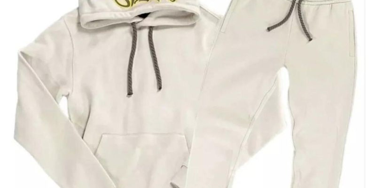 Syna World Tracksuit: The Redeflection of Modern Street Wear with its Authority, Comfort and Cultural Power.